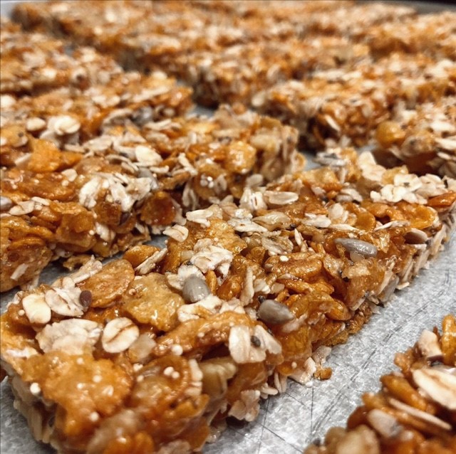 Barra de cereal con nueces
Ingredientes: Avena, copos de maiz, miel, semillas de girasol, jarabe de glucosa, nueces, sésamo, quinoa, amaranto, semillas de chía, semillas de lino.