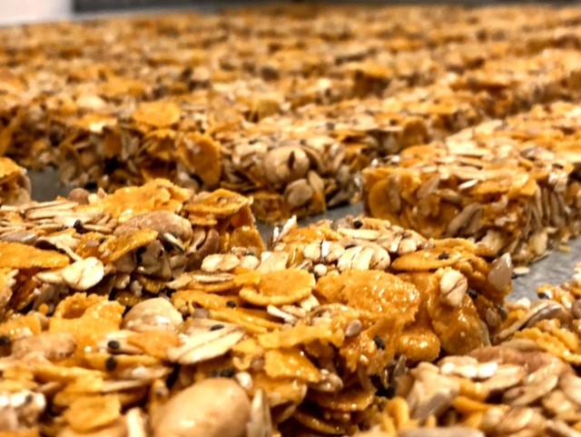 Barra de cereal con maní
Ingredientes: Avena, copos de maiz, miel, semillas de girasol, jarabe de glucosa, maníes, sésamo, quinoa, amaranto, semillas de chía, semillas de lino.